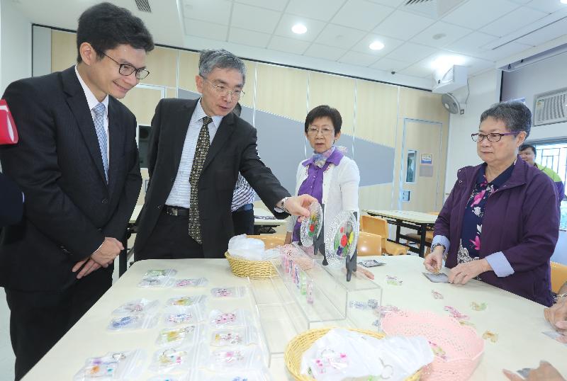 The Secretary for Financial Services and the Treasury, Mr James Lau (second left), visits the Wong Cho Tong Social Service Building of the Tung Wah Group of Hospitals in Kowloon City today (October 30) and appreciates the handicraft made by the elderly. Also pictured is the Under Secretary for Financial Services and the Treasury, Mr Joseph Chan. 