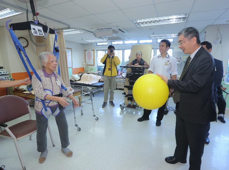 The Secretary for Financial Services and the Treasury, Mr James Lau (first right), visits the rehabilitation facilities provided for the elderly at Wong Cho Tong Social Service Building of the Tung Wah Group of Hospitals in Kowloon City District today (October 30).
