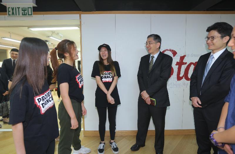 The Secretary for Financial Services and the Treasury, Mr James Lau (second right), and the Under Secretary for Financial Services and the Treasury, Mr Joseph Chan (first right), chat with the dance trainees after watching their rehearsal at the Project Dance Studio operated by the Jockey Club Farm Road Youth S.P.O.T. of the Hong Kong Federation of Youth Groups during the visit to Kowloon City District today (October 30).