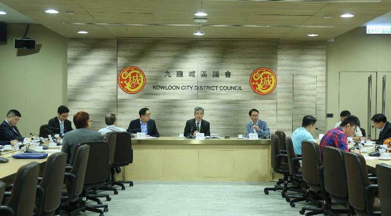 The Secretary for Financial Services and the Treasury, Mr James Lau (centre), exchanges views with members of the Kowloon City District Council on various district issues today (October 30).

