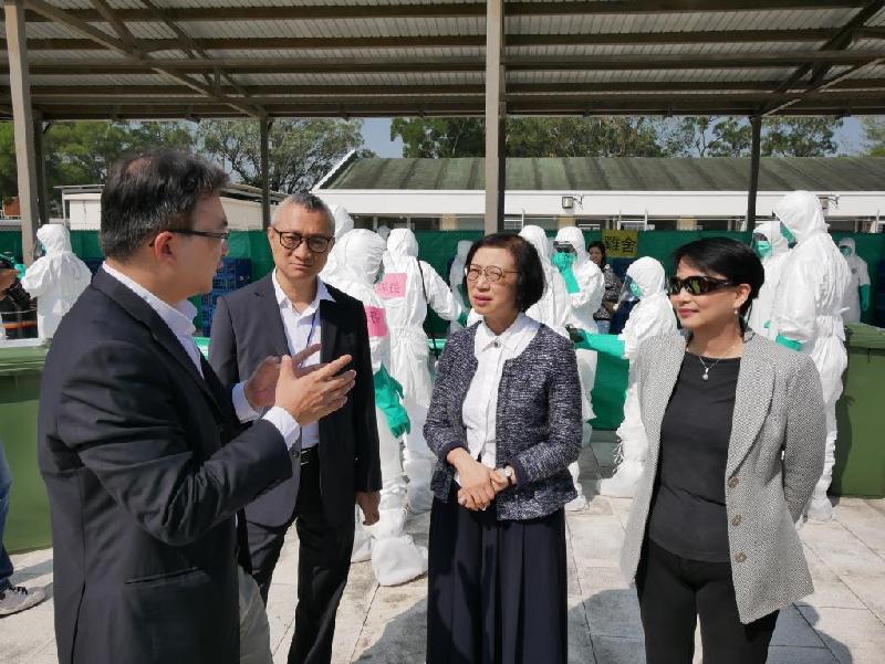 The Agriculture, Fisheries and Conservation Department today (October 31) carried out an exercise to review the department's preparedness in case a poultry culling operation is required in response to an outbreak of highly pathogenic avian influenza in Hong Kong. Photo shows the Secretary for Food and Health, Professor Sophia Chan (second right); the Under Secretary for Food and Health, Dr Chui Tak-yi (second left); and the Permanent Secretary for Food and Health (Food), Mrs Cherry Tse (first right), being briefed by the Assistant Director of Agriculture, Fisheries and Conservation (Inspection & Quarantine), Dr Thomas Sit (first left), on details of the exercise.