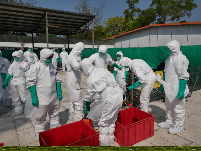 The Agriculture, Fisheries and Conservation Department today (October 31) carried out an exercise to review the department's preparedness in case a poultry culling operation is required in response to an outbreak of highly pathogenic avian influenza in Hong Kong. Photo shows staff members undergoing thorough disinfection upon completion of a mock poultry culling operation.