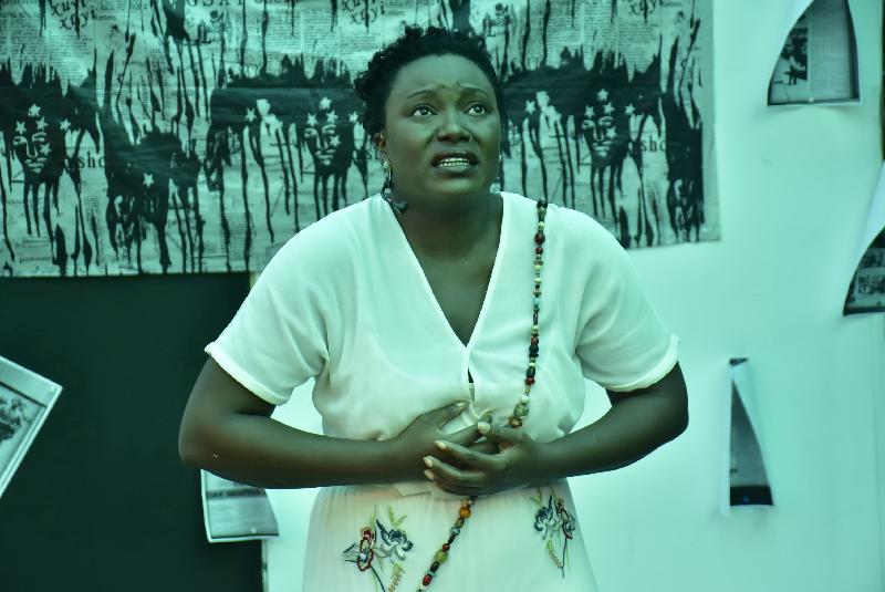 得獎肯尼亞劇作《致命對話》及富創意的互動劇場《天堂鳥》本周末分別在葵青劇院的室內及戶外上演，帶來難得一看的非洲劇場體驗。兩齣製作是「世界文化藝術節2017－－躍動非洲」節目之一。圖為《天堂鳥》劇照。