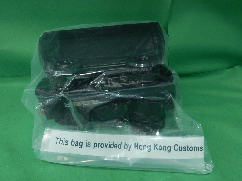 香港海关于十月二十七日在香港国际机场检获约五百二十克怀疑可卡因，估计市值约四十六万元。图示怀疑可卡因藏于钻床零件内。