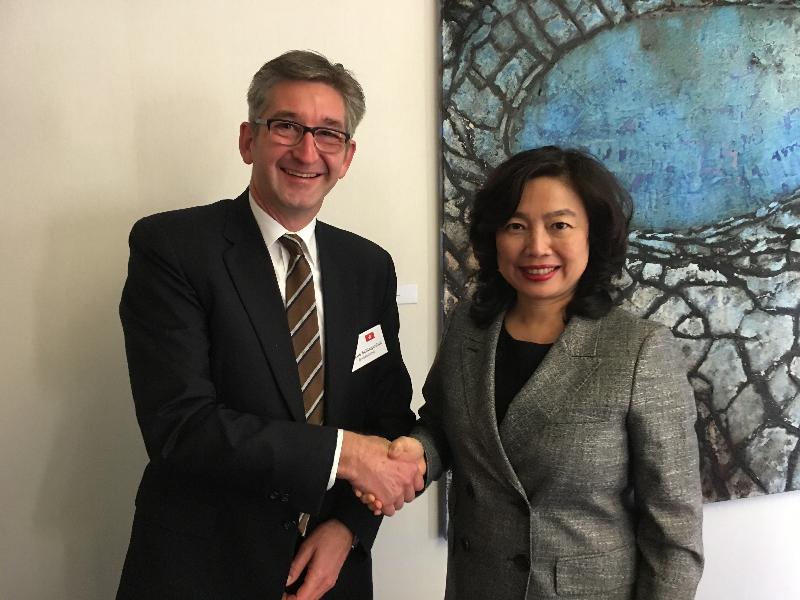 The Director-General of Trade and Industry, Ms Salina Yan (right), and Delegate of the Swiss Federal Council for Trade Agreements and Head of the World Trade Division of the State Secretariat for Economic Affairs, Mr Markus Schlagenhof (left) co-chaired the first meeting of the Joint Committee established under the Free Trade Agreement between Hong Kong and the European Free Trade Association States in Geneva, Switzerland today (October 31, Geneva time).