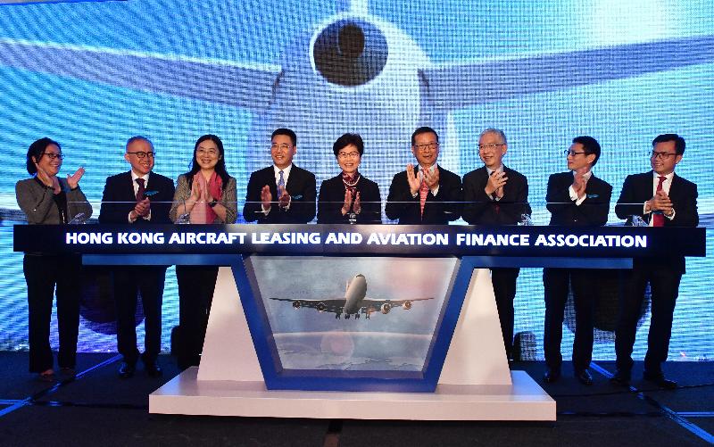 The Chief Executive, Mrs Carrie Lam, attended the Hong Kong Aircraft Leasing and Aviation Finance Association inaugural ceremony this evening (November 1). Photo shows Mrs Lam (centre); the Permanent Secretary for Transport and Housing (Transport), Mr Joseph Lai (third right); the Chairman of the Association, Mr Chen Shuang (fourth left); the President of the Association, Mr Stanley Hui (fourth right); and other officiating guests at the ceremony.