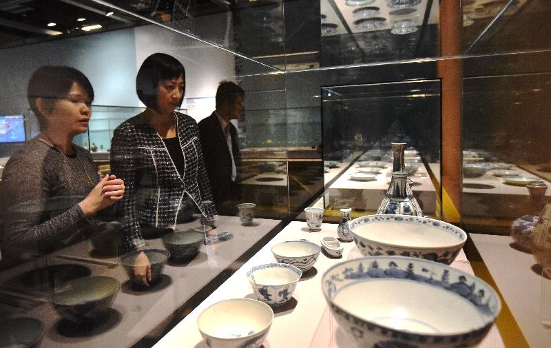 The opening ceremony of the "Sailing the Seven Seas: Legends of Maritime Trade of Ming Dynasty" exhibition was held today (November 2) at the Hong Kong Heritage Discovery Centre. Photo shows the Assistant Curator I (Archaeological Preservation) of the Antiquities and Monuments Office, Ms Celia Shum (left) introducing exhibits to the Director of Leisure and Cultural Services, Ms Michelle Li.