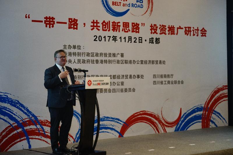 The Director-General of Investment Promotion, Mr Stephen Phillips, encourages Sichuan entrepreneurs to "go global" by using Hong Kong as a platform at the "Belt and Road, Together We Grow" seminar hosted in Chengdu, Sichuan province today (November 2).

