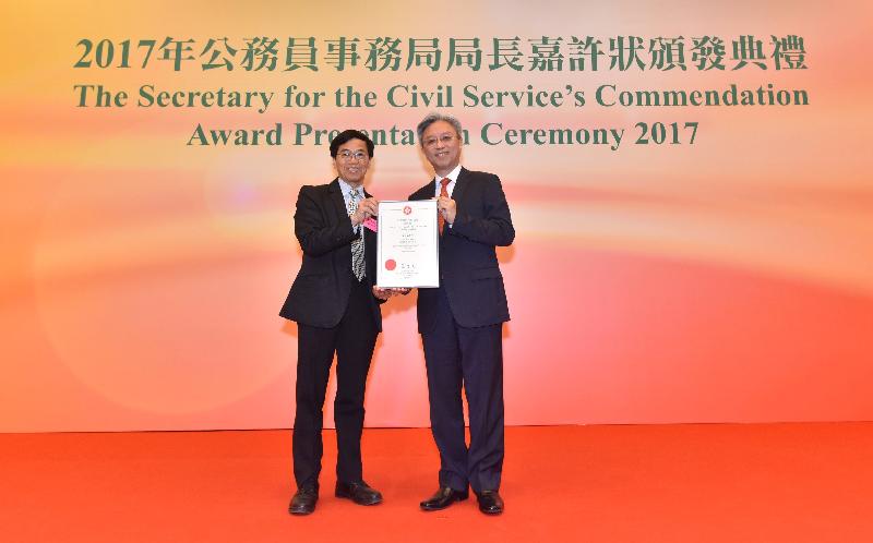 公務員事務局局長羅智光（右）在今日（十一月二日）舉行的典禮上頒發嘉許狀予一名表現優秀的公務員。