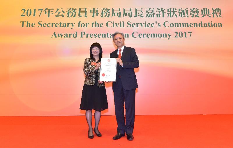 公務員事務局局長羅智光（右）在今日（十一月二日）舉行的典禮上頒發嘉許狀予一名表現優秀的公務員。