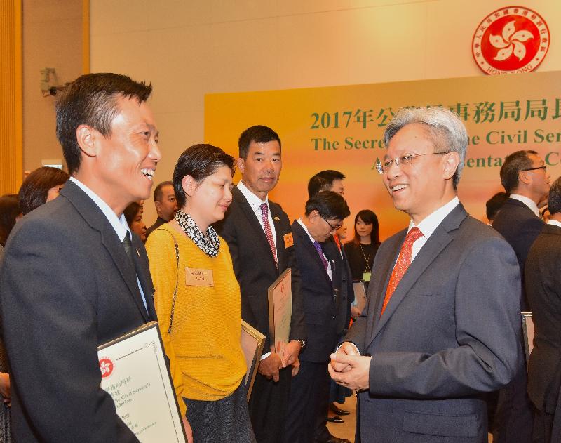 公務員事務局局長羅智光（右）今日（十一月二日）在公務員事務局局長嘉許狀頒發典禮上祝賀獲獎的公務員。