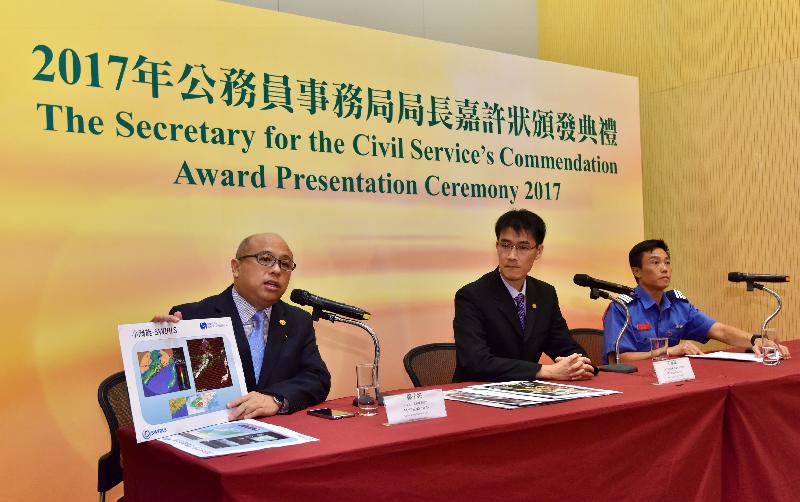 The Secretary for the Civil Service's Commendation Award Presentation Ceremony was held today (November 2) at the Central Government Offices. Photo shows three award recipients talking about their work experience during a media session.