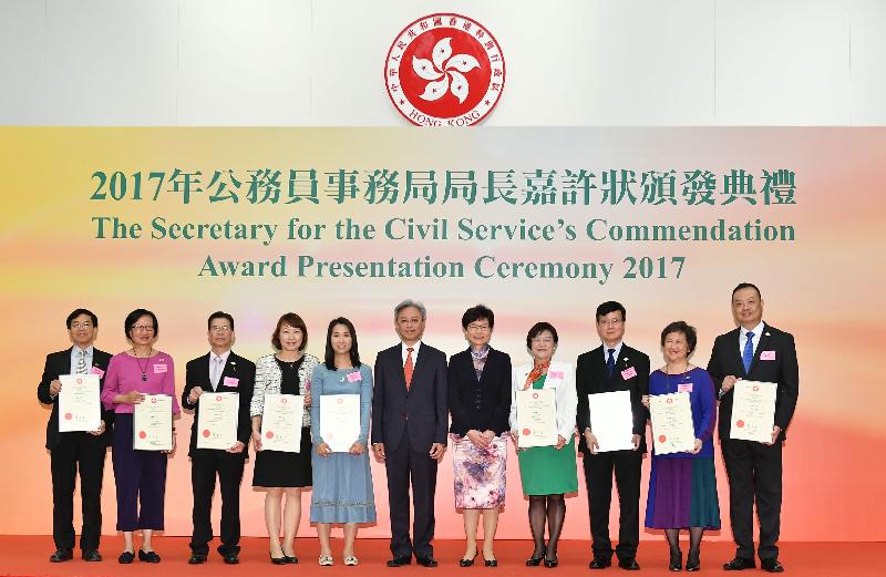 The Chief Executive, Mrs Carrie Lam, attended a cocktail reception after the Secretary for the Civil Service's Commendation Award Presentation Ceremony at the Central Government Offices today (November 2). Photo shows Mrs Lam (seventh left) and the Secretary for the Civil Service, Mr Joshua Law (sixth left), with the award recipients.