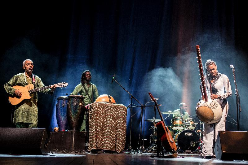 首位非洲豎琴女演奏家素娜．祖巴特（右一）與樂隊於十一月九及十日在香港舉行非洲豎琴音樂會。祖巴特的音樂風格融匯西方和非洲傳統音樂，聲線感性迷人，台風優雅亮麗，備受觀眾喜愛。
