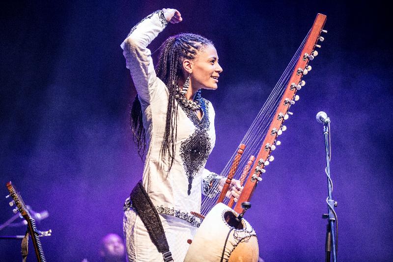 素娜．祖巴特與樂隊於十一月九及十日在香港舉行非洲豎琴音樂會。祖巴特過人的天賦和對音樂的堅持，使她能夠打破西非七百年吟遊詩人只傳男丁的傳統，成為首位非洲豎琴女演奏家。