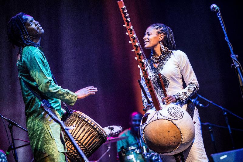 首位非洲豎琴女演奏家素娜．祖巴特（右）與樂隊於十一月九及十日在香港舉行非洲豎琴音樂會。祖巴特集作曲、監製和樂手於一身，是當今樂壇炙手可熱的新星之一。
