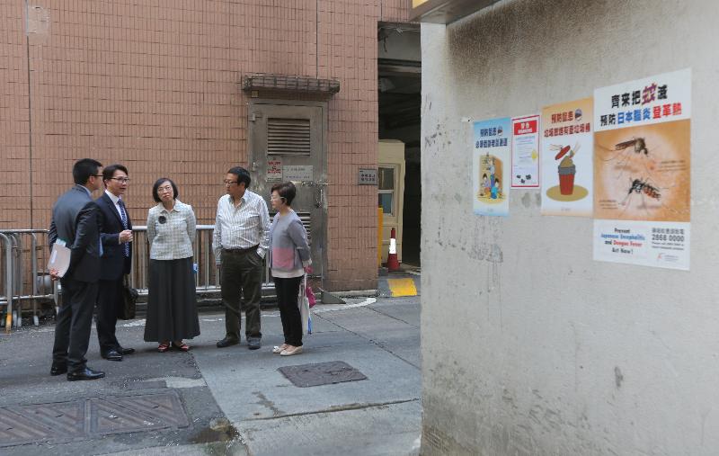 The Secretary for Food and Health, Professor Sophia Chan (centre), visited Wan Chai District today (November 2) to inspect environmental hygiene conditions near Bowrington Road.