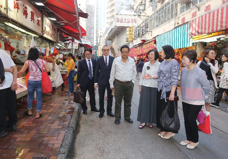 The Secretary for Food and Health, Professor Sophia Chan (third right), and the Under Secretary for Food and Health, Dr Chui Tak-yi (second left), visited Wan Chai District today (November 2) to inspect environmental hygiene conditions near Bowrington Road.