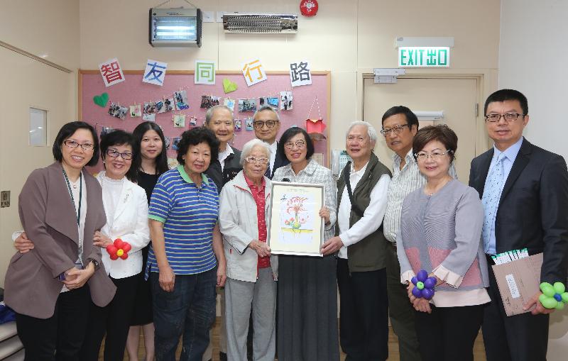 Accompanied by the District Officer (Wan Chai), Mr Rick Chan (front row, first right); the Chairman of Wan Chai District Council (WCDC), Mr Stephen Ng (front row, third right); and the Vice Chairman of the WCDC, Dr Jennifer Chow (front row, second right), the Secretary for Food and Health, Professor Sophia Chan (front row, centre), and the Under Secretary for Food and Health, Dr Chui Tak-yi (back row, first right), today (November 2) visited Wan Chai Methodist Centre for the Seniors and are pictured with some of the elderly.
