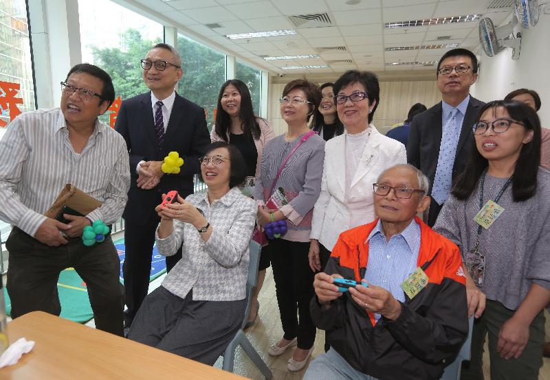 The Secretary for Food and Health, Professor Sophia Chan (third left), and the Under Secretary for Food and Health, Dr Chui Tak-yi (second left), today (November 2) visited Wan Chai Methodist Centre for the Seniors to learn about the implementation of the Dementia Community Support Scheme. Photo shows Professor Chan joining an activity with an elderly man who has participated in the Scheme.