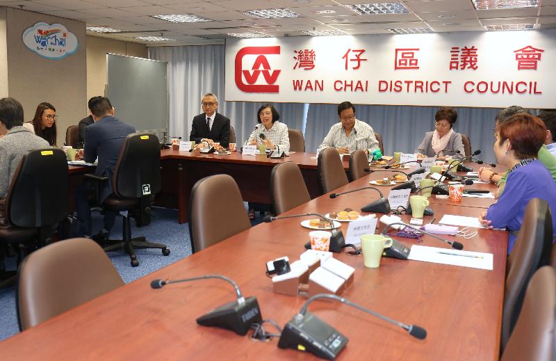 The Secretary for Food and Health, Professor Sophia Chan (second left), and the Under Secretary for Food and Health, Dr Chui Tak-yi (first left), today (November 2) meet with the Chairman of Wan Chai District Council (WCDC), Mr Stephen Ng (third left); the Vice Chairman of the WCDC, Dr Jennifer Chow (fourth left), and WCDC members to exchange views on district affairs.