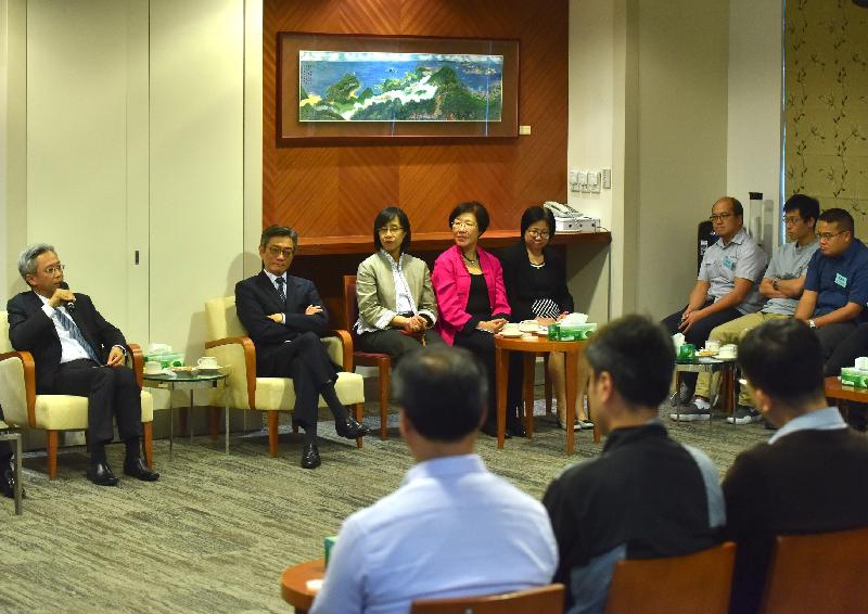 公务员事务局局长罗智光（左一）今日（十一月三日）到访房屋署，与部门各职系的员工代表茶敍，就他们关注的事宜交换意见。