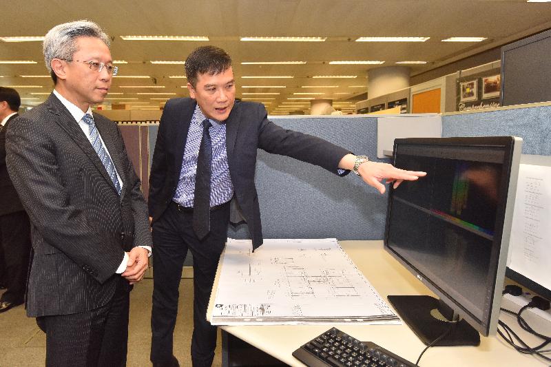 The Secretary for the Civil Service, Mr Joshua Law (left), today (November 3) visited the Structural Condition Monitoring Unit of the Housing Department to learn about the implementation of the Comprehensive Structural Investigation Programme.