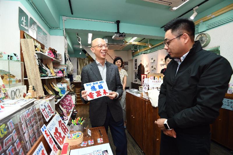 環境局局長黃錦星（左）今日（十一月三日）到訪油麻地個體小店REstore，參觀區內老店在該處寄賣的特色產品。