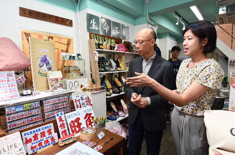 環境局局長黃錦星（左）今日（十一月三日）到訪油麻地個體小店REstore，參觀區內老店在該處寄賣的特色產品。
