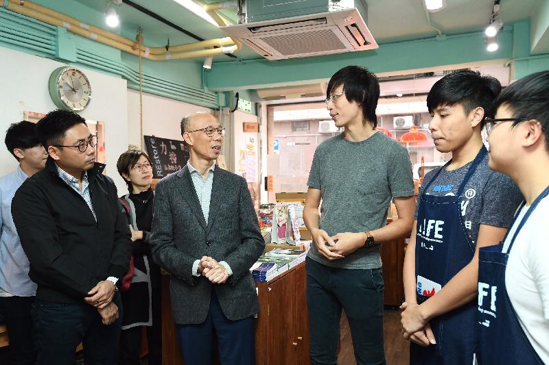 环境局局长黄锦星（左二）今日（十一月三日）参观油麻地个体小店REstore，并在店内的社会企业1UP与青年交流，了解他们的日常生活。