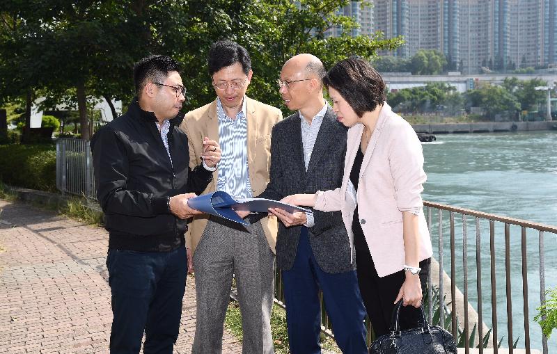 The Secretary for the Environment, Mr Wong Kam-sing (second right), visits New Yau Ma Tei Typhoon Shelter today (November 3) to observe its water quality and odour situation.