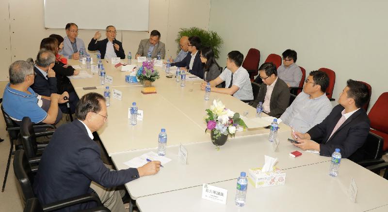 民政事務局局長劉江華（後排中）今日（十一月三日）到訪西貢區，與西貢區區議員會面，就多項地區事宜及議員關注的議題交換意見。