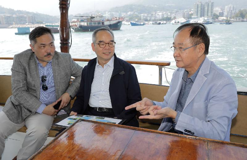 The Secretary for Home Affairs, Mr Lau Kong-wah, visits Sai Kung District today (November 3). Picture shows Mr Lau (centre), exchanging views with the District Officer (Sai Kung), Mr David Chiu (left), and the Chairman of the Sai Kung District Council, Mr George Ng (right), with a view to improving people's livelihoods and promoting the district's development.
