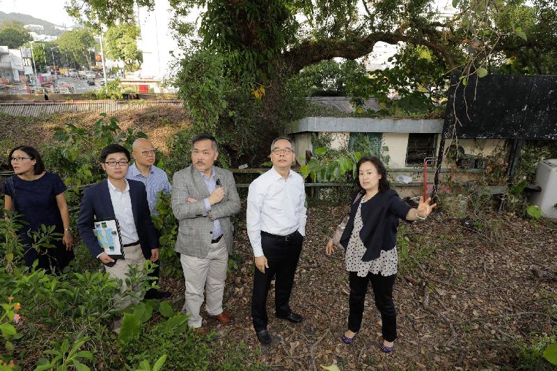 The Secretary for Home Affairs, Mr Lau Kong-wah (second right), visits the former Sai Kung Public School in Sai Kung today (November 3) to learn about its history and the potential for revitalisation of the school premises. Mr Lau is accompanied by the District Officer (Sai Kung), Mr David Chiu (third right).