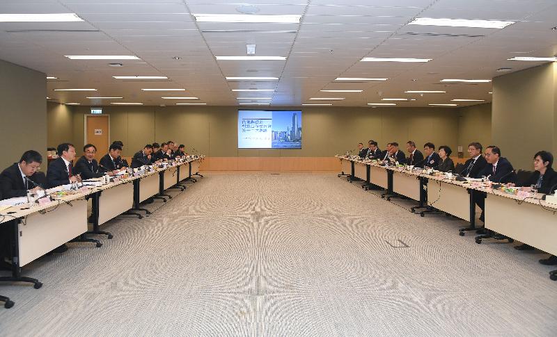 創新及科技局局長楊偉雄（右二）與國家科學技術部副部長黃衛（左二）今日（十一月三日）在港共同主持「內地與香港科技合作委員會」第十二次會議。