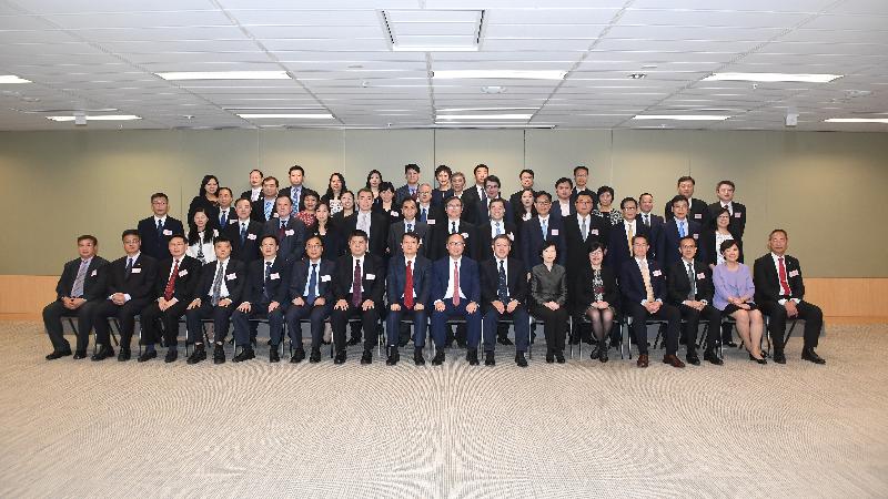 創新及科技局局長楊偉雄（前排右八）和國家科學技術部副部長黃衛（前排左八）今日（十一月三日）與出席「內地與香港科技合作委員會」第十二次會議的代表合照。