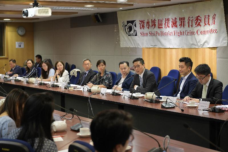 The Secretary for Education, Mr Kevin Yeung (third right), visited Sham Shui Po District this afternoon (November 3) and met with the Chairman of the Sham Shui Po District Fight Crime Committee, Mr Li Hon-hung (fourth right), and other committee members.