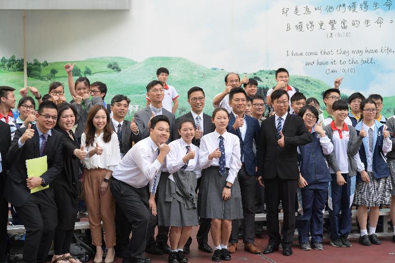 教育局局長楊潤雄（第二排右六）今日（十一月三日）探訪在深水埗的天主教南華中學，並參觀學生活動。