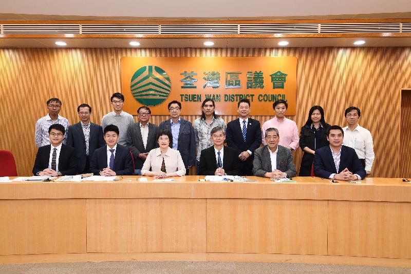 The Secretary for Labour and Welfare, Dr Law Chi-kwong, visited Tsuen Wan District today (November 3) to meet with members of the Tsuen Wan District Council (TWDC) to gain an overview of the district and learn about concerns of community members. Photo shows Dr Law (front row, third right) with the Chairman of the TWDC, Mr Chung Wai-ping (front row, second right); the Vice Chairman of the TWDC, Mr Wong Wai-kit (front row, first right); the District Officer (Tsuen Wan), Miss Jenny Yip (front row, third left); and other attendees.