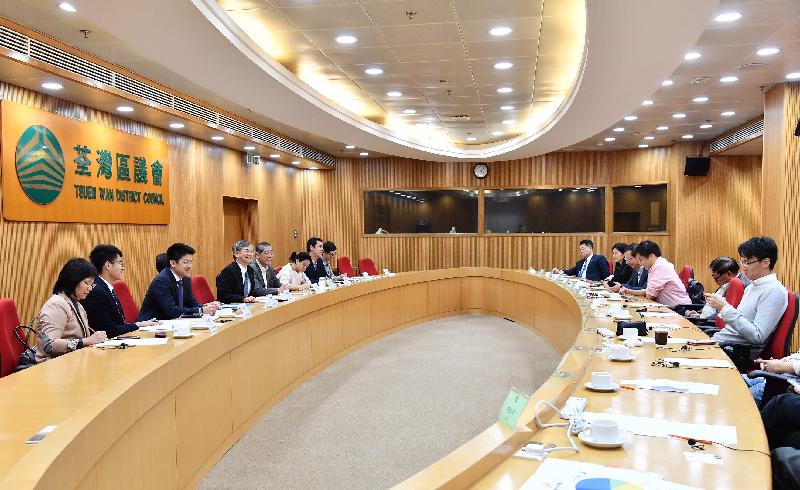 The Secretary for Labour and Welfare, Dr Law Chi-kwong (fifth left), visited Tsuen Wan District today (November 3) to meet with members of the Tsuen Wan District Council (TWDC) to gain an overview of the district and learn about concerns of community members. He was warmly received by the Chairman of the TWDC, Mr Chung Wai-ping (sixth left); and Vice Chairman of the TWDC, Mr Wong Wai-kit (eighth left).