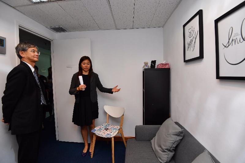 The Secretary for Labour and Welfare, Dr Law Chi-kwong, visited a facility that provides mental health support services and rehabilitation services in Tsuen Wan District today (November 3). Photo shows Dr Law (left) being briefed by a staff member of Caritas Wellness Link - Tsuen Wan on the centre's services and facilities.