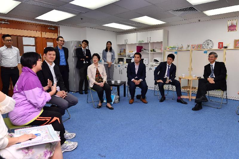 The Secretary for Labour and Welfare, Dr Law Chi-kwong, visited a facility that provides mental health support services and rehabilitation services in Tsuen Wan District today (November 3). Photo shows Dr Law (first right) exchanging views with staff of Caritas Wellness Link - Tsuen Wan and peer support workers, as well as family members, friends and carers of service users, in order to gain a better understanding of their opinions and needs.