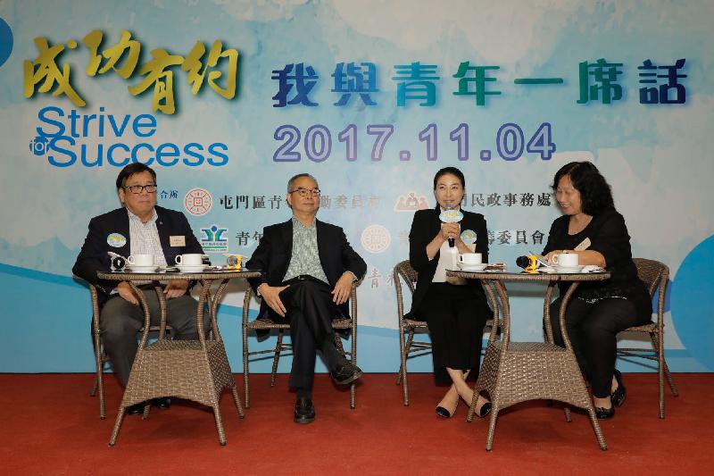 The Secretary for Home Affairs, Mr Lau Kong-wah (second left), attended the "Youth Talk" event under the "Strive for Success" Tuen Mun District Self-enhancement Training Programme and Award Scheme today (November 4). He is pictured chatting with former Mainland diving athlete and Olympic gold medalist Ms Guo Jing-jing (second right), and Cathay Dragon's Chief Executive Officer, Mr Algernon Yau (first left), about their successful experiences in front of about 100 members of the scheme.