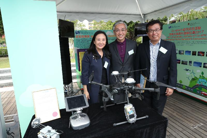 The Director of the Hong Kong Observatory, Mr Shun Chi-ming (centre), today (November 4) visits the microclimate exhibition booth of the Observatory at the Zero Carbon Building with Legislative Council Member and Co-founder of the Smart City Consortium, Dr Elizabeth Quat (left), and the Chairman of the Construction Industry Council Zero Carbon Building, Mr Cheung Hau-wai (right).