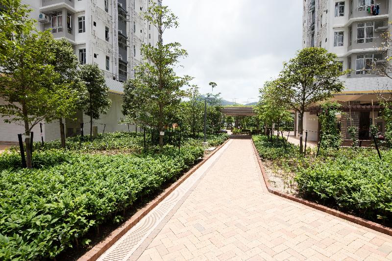 香港房屋委員會（房委會）發言人今日（十一月五日）表示，房委會最近的居民調查顯示，在八個新落成的公共出租房屋項目中，大部分住戶均滿意邨內康樂設施、屋邨綠化和園林設計。