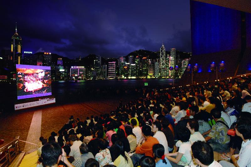 柏林愛樂樂團十一月十日（星期五）及十一日（星期六）於香港文化中心音樂廳舉行音樂會。圖示較早前在香港文化中心露天廣場現場轉播二○○五年柏林愛樂樂團音樂會的場面。