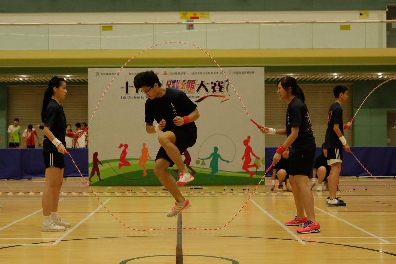 「十八区跳绳大赛」今日（十一月五日）举行，图示中学组冠军得主田家炳中学的精湛演出。