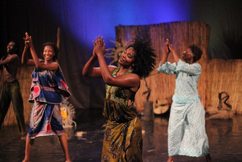 来自西非国家布基纳法索的达夫拉鼓乐舞蹈团于十一月十及十二日演出热情澎湃的传统鼓舞盛宴《太阳之舞》，让观众感受西非文化的多元活力和动人风采。
