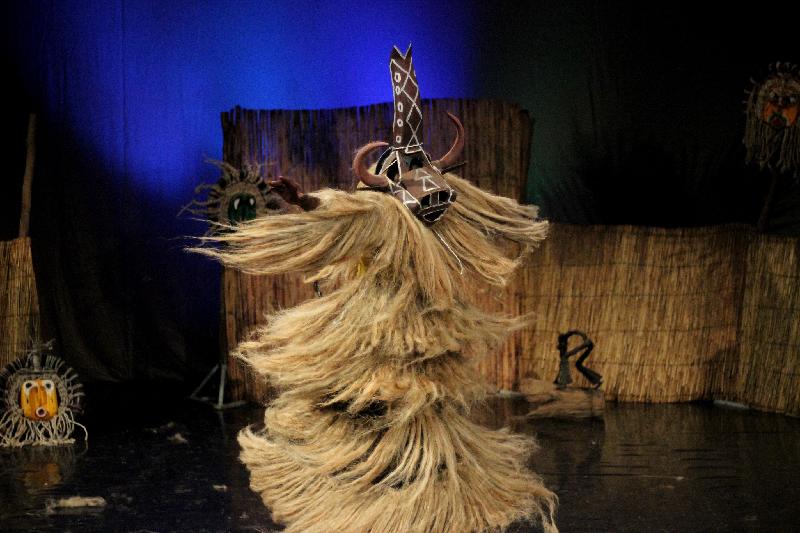 来自西非国家布基纳法索的达夫拉鼓乐舞蹈团于十一月十及十二日演出热情澎湃的传统鼓舞盛宴《太阳之舞》。《太阳之舞》包含许多非洲传统文化元素，图为神圣的面具舞。