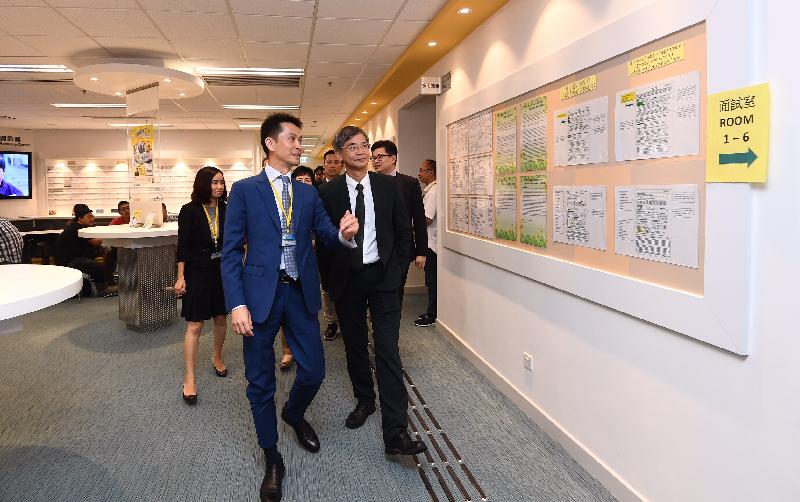The Secretary for Labour and Welfare, Dr Law Chi-kwong, visited the Construction Industry Recruitment Centre of the Labour Department in Kowloon Bay today (November 7). Photo shows Dr Law (right) touring the centre's facilities.